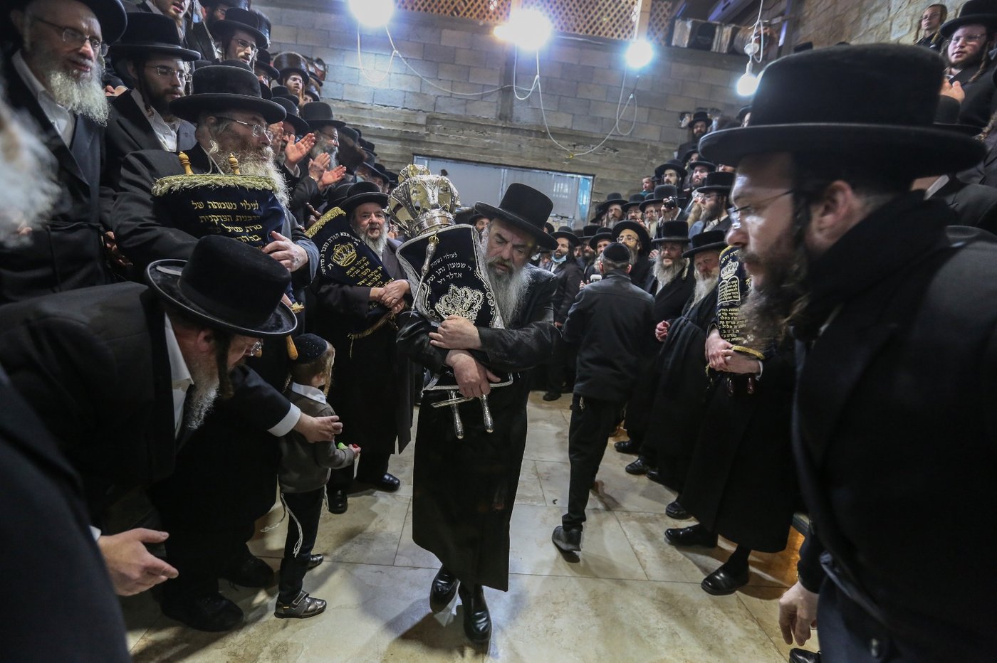 צפת: ה'לעלובערס' חגגו הכנסת ספר תורה