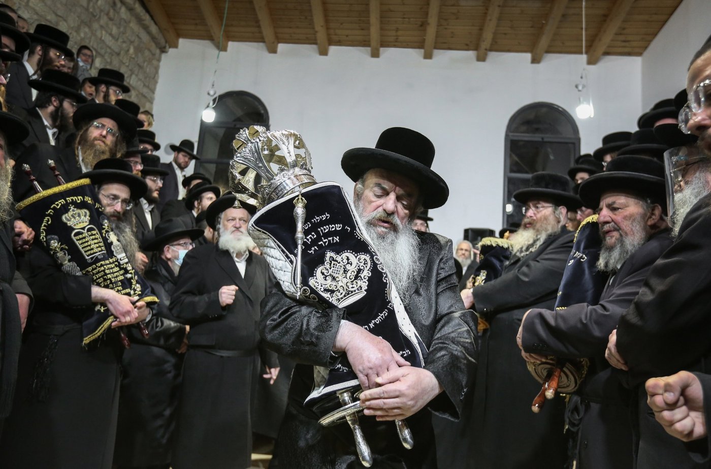 צפת: ה'לעלובערס' חגגו הכנסת ספר תורה