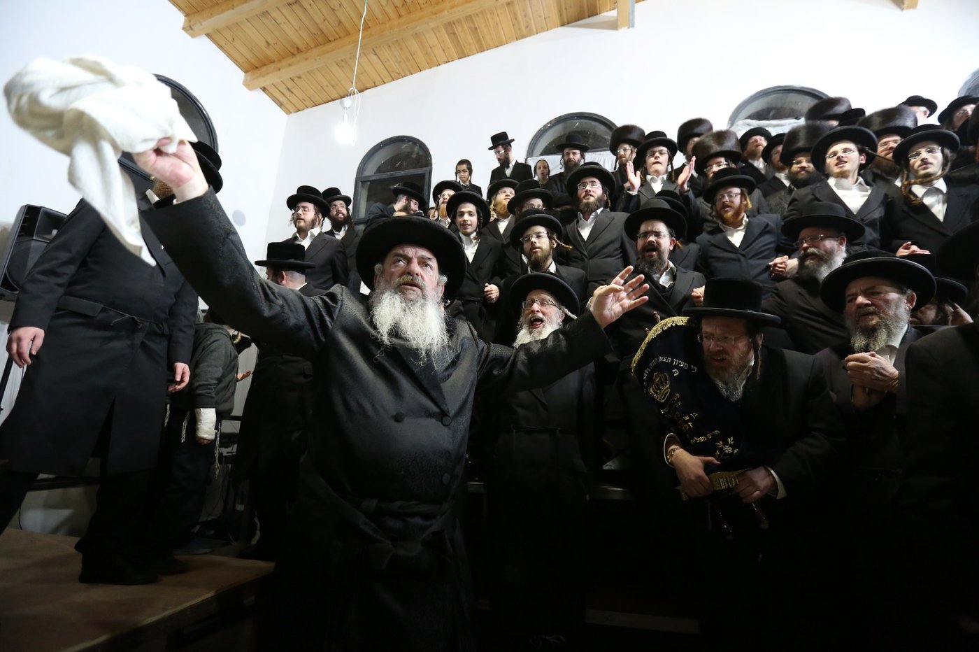 צפת: ה'לעלובערס' חגגו הכנסת ספר תורה
