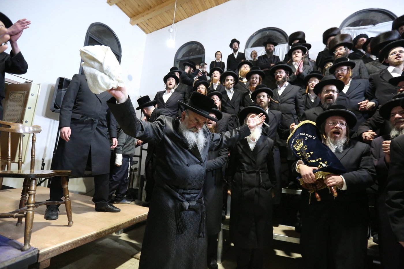 צפת: ה'לעלובערס' חגגו הכנסת ספר תורה