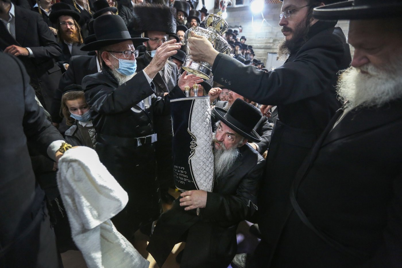 צפת: ה'לעלובערס' חגגו הכנסת ספר תורה
