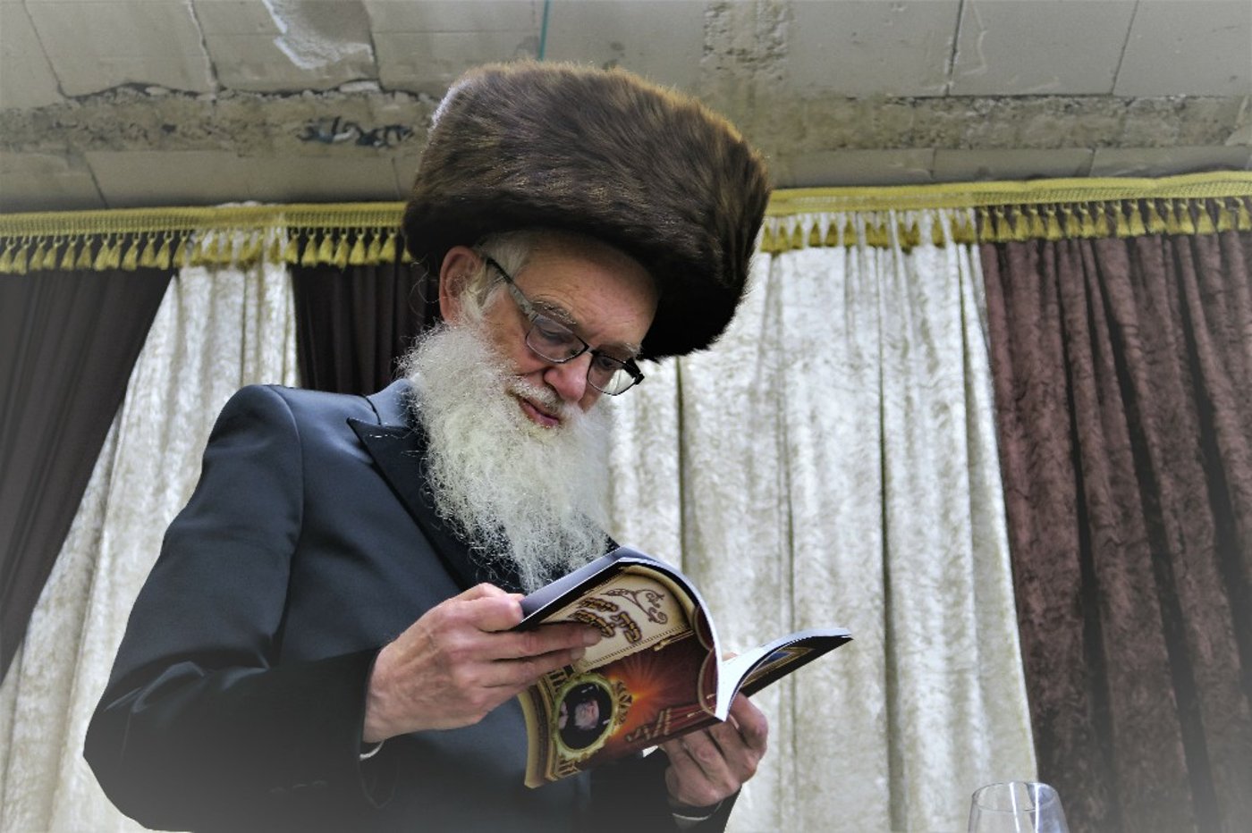 תיעוד: אדמו"רים ורבנים בשמחת החתונה לבן האדמו"ר מדינוב-ביתר