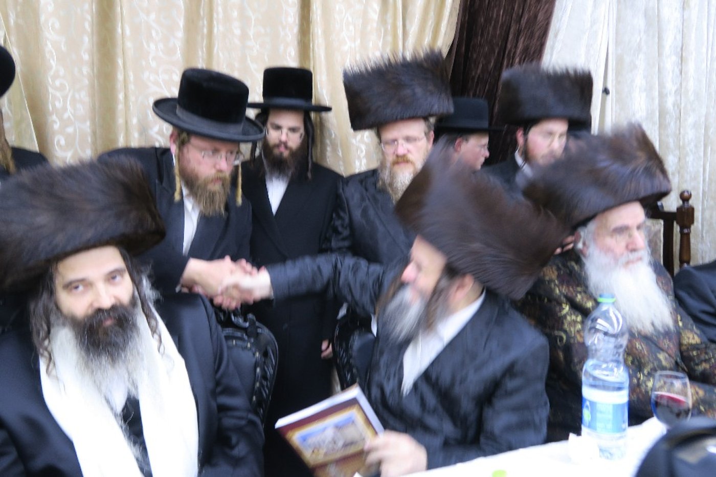 תיעוד: אדמו"רים ורבנים בשמחת החתונה לבן האדמו"ר מדינוב-ביתר