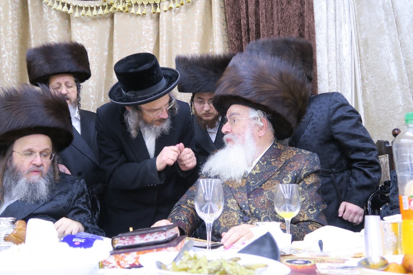 תיעוד: אדמו"רים ורבנים בשמחת החתונה לבן האדמו"ר מדינוב-ביתר