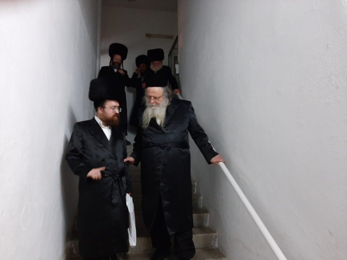 סיור הבנים בדירה