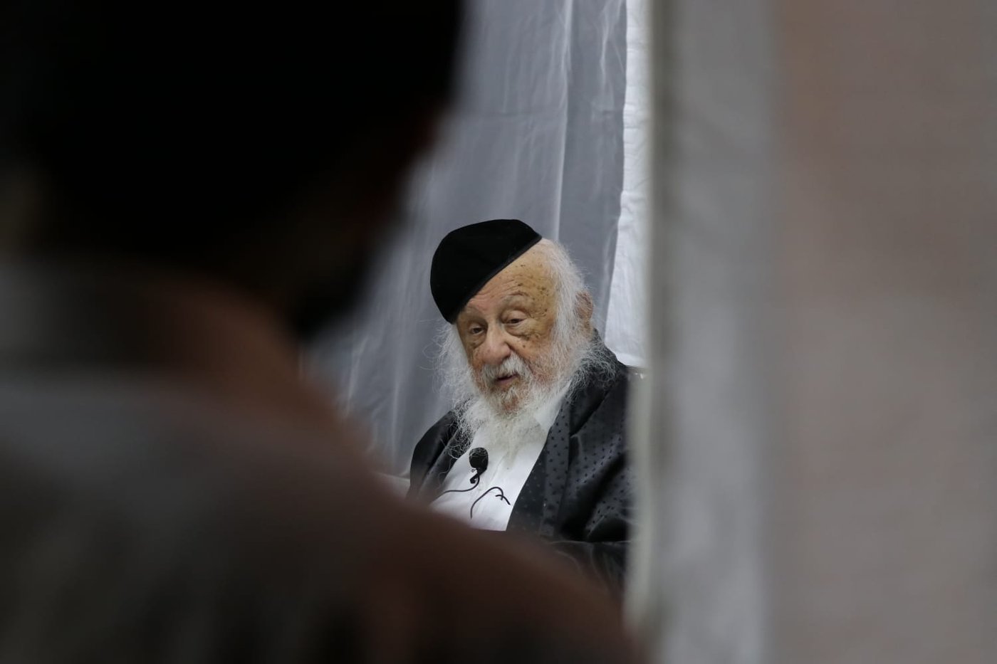 ראש הישיבה מסר שיעור כללי - בחצר ביתו