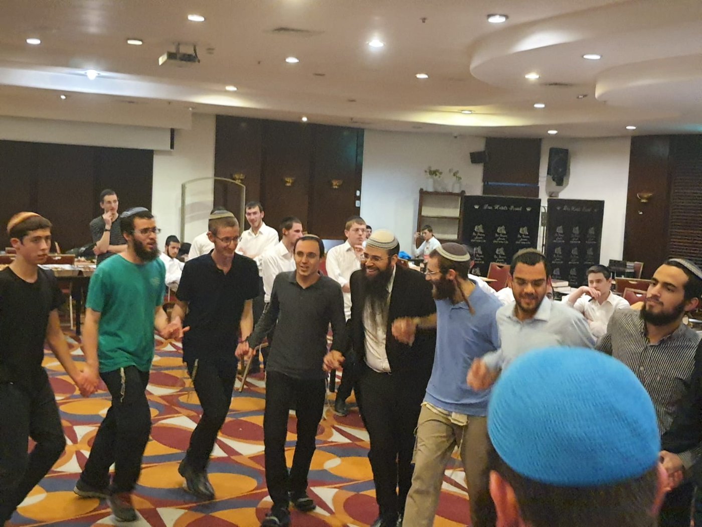עד השעות הקטנות: צפו בריקודים במלונית הקורונה