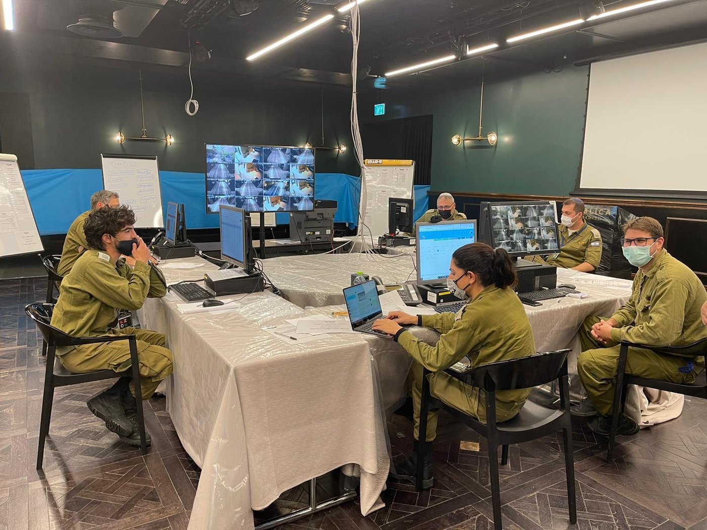 תיעוד מהמלונית: כמה בחורים פרצו למטבח ושתו אלכוהול
