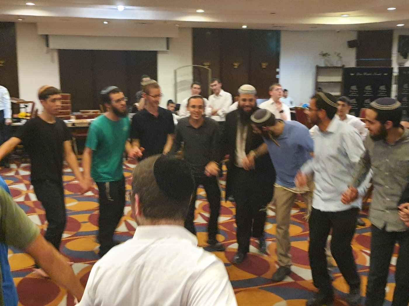 עד השעות הקטנות: צפו בריקודים במלונית הקורונה