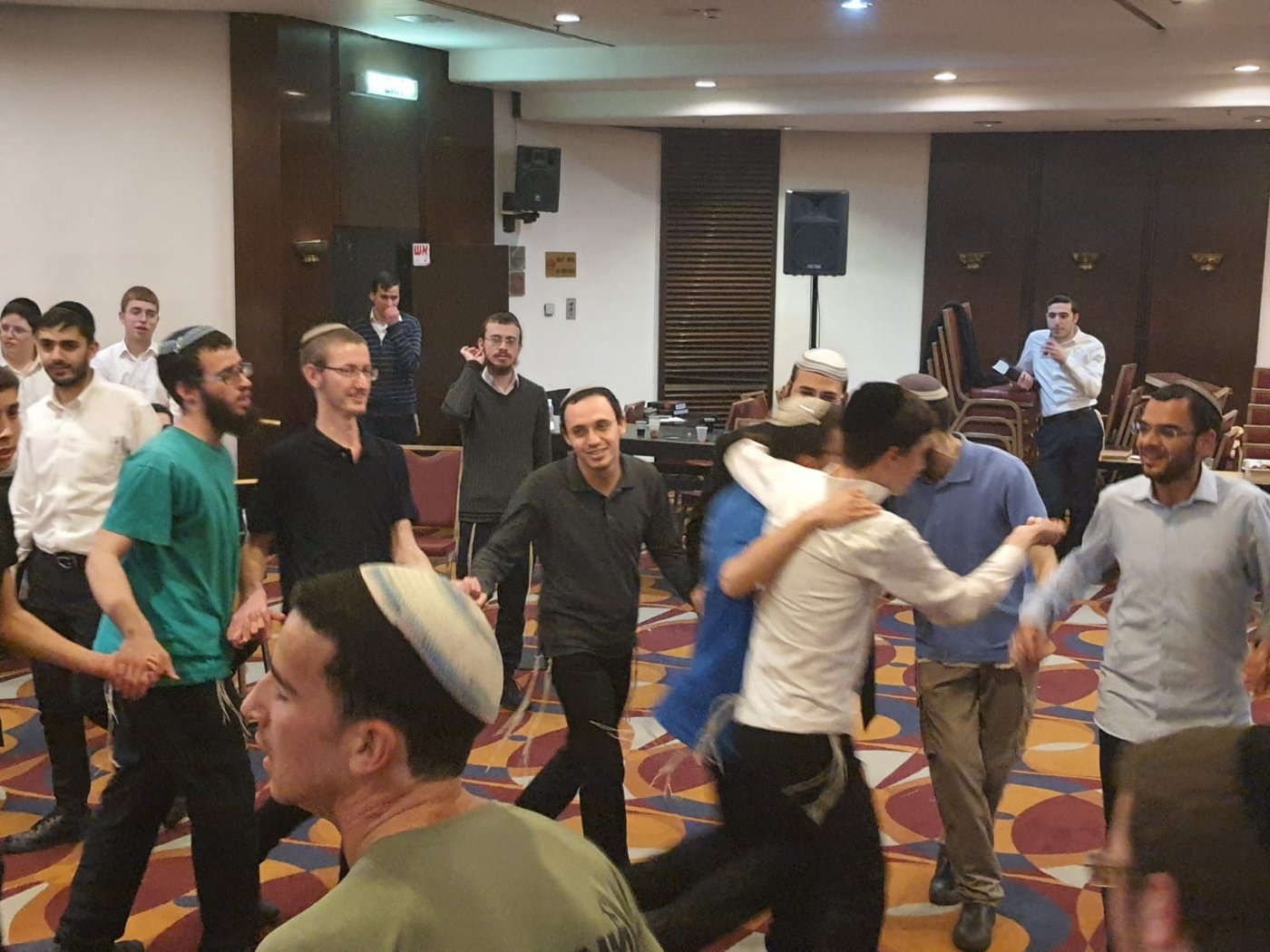 עד השעות הקטנות: צפו בריקודים במלונית הקורונה
