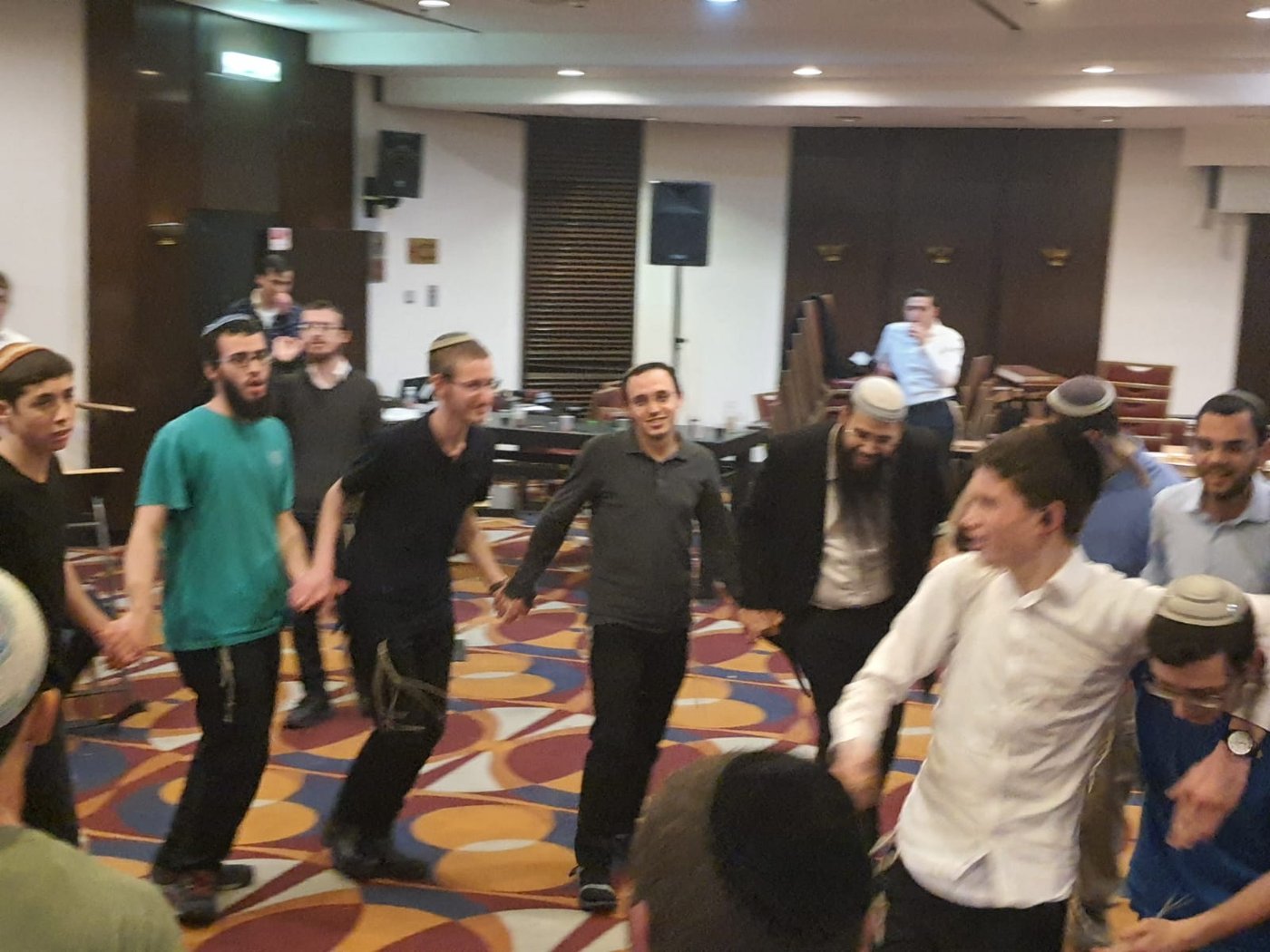 עד השעות הקטנות: צפו בריקודים במלונית הקורונה