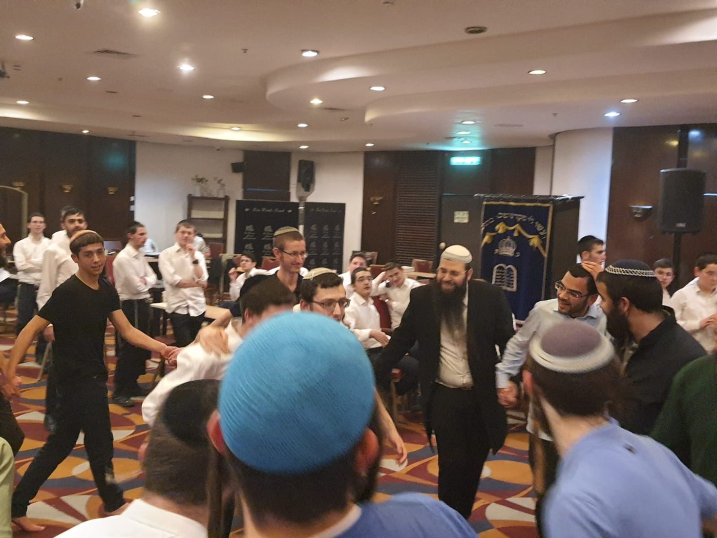 עד השעות הקטנות: צפו בריקודים במלונית הקורונה