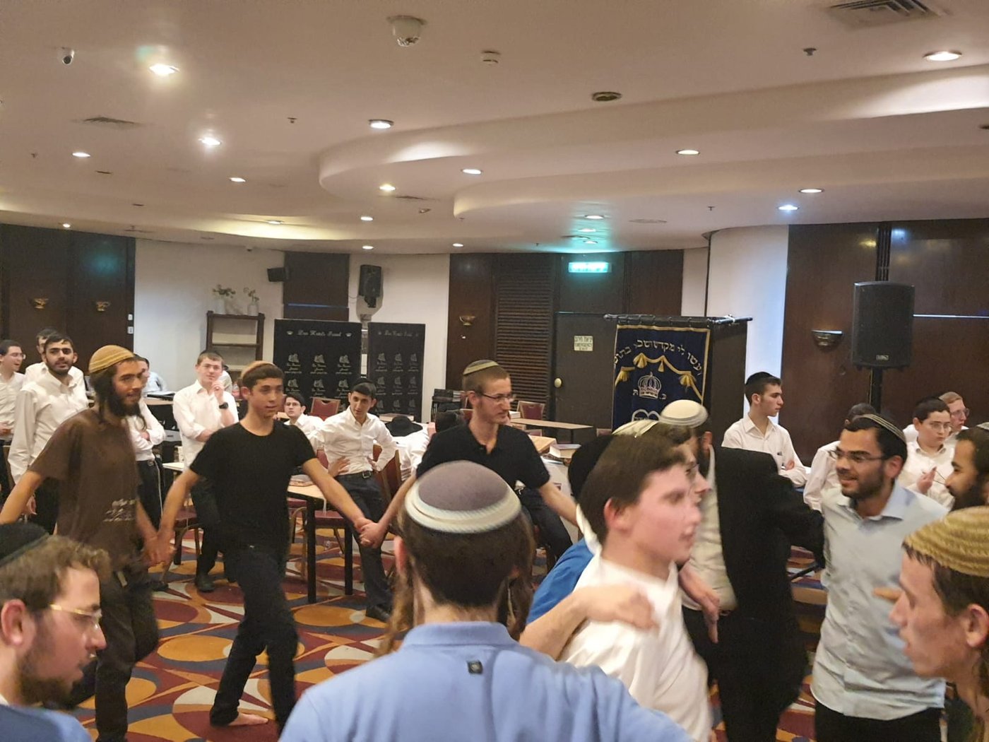 עד השעות הקטנות: צפו בריקודים במלונית הקורונה