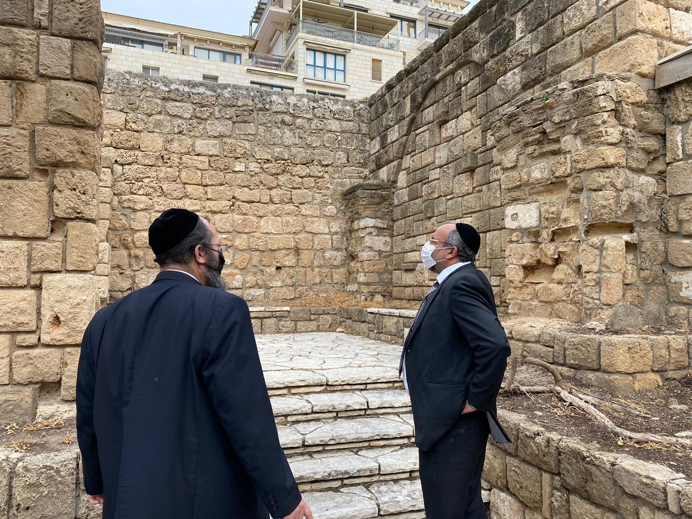 שר הדתות ביקר בבית הקברות העתיק ביפו