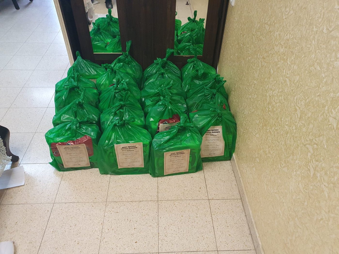 בביתר: אלפי מנות אוכל וערכות משחקים חולקו למבודדים