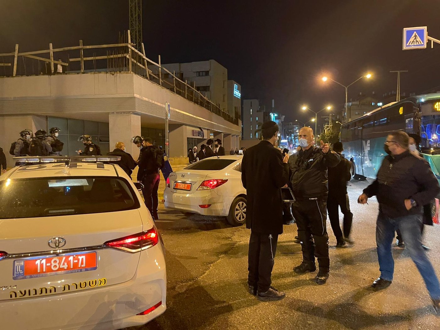 רימוני הלם: לילה סוער בבני ברק בעקבות תקיפת השוטרים