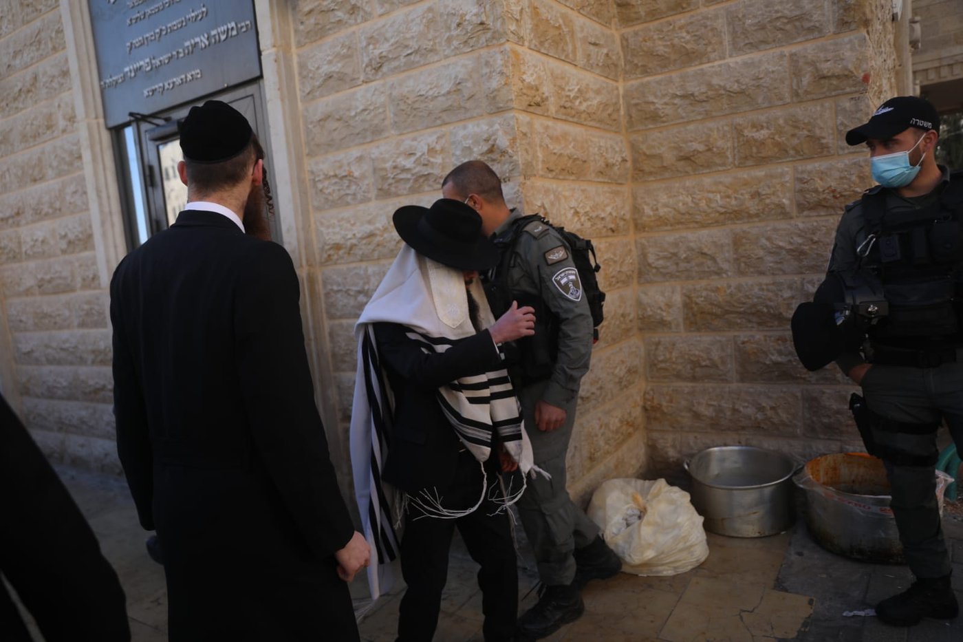 מהומות בביהמ"ד סאטמר; הגאב"ד קרא לאברכים למחות
