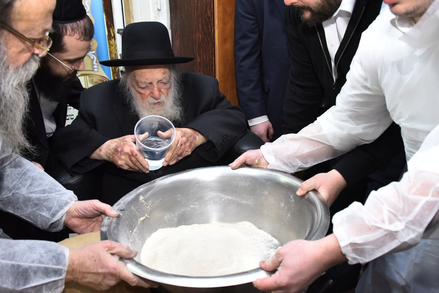 לראשונה: מאפיית מצות בבית הגר"ח קנייבסקי