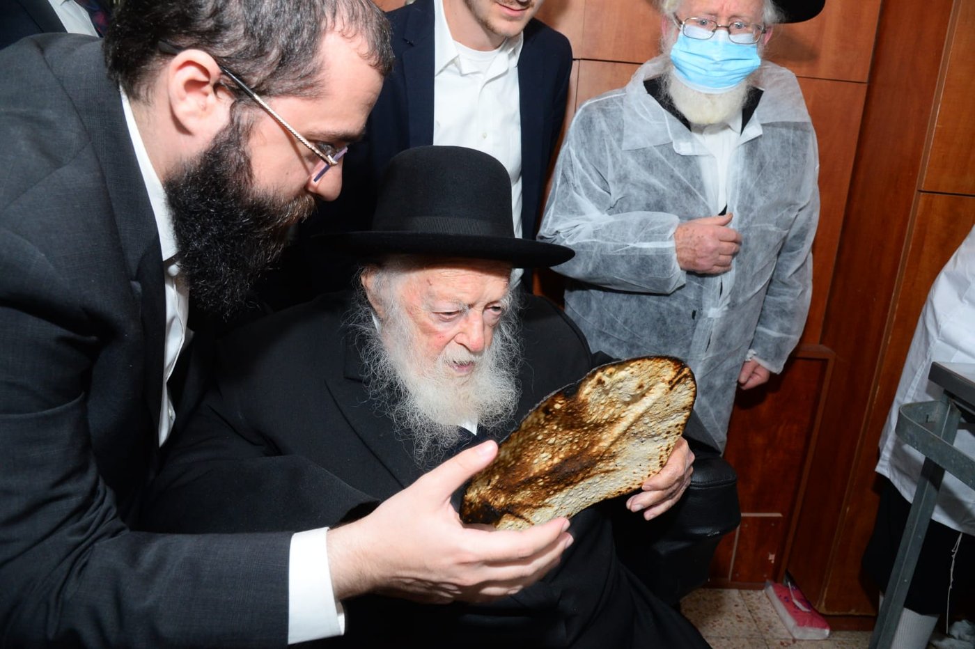 לראשונה: מאפיית מצות בבית הגר"ח קנייבסקי