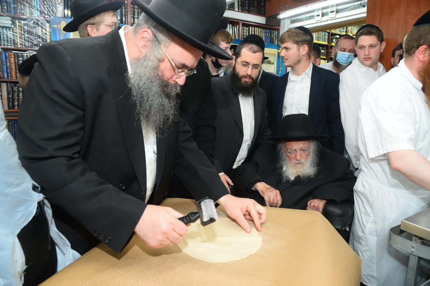לראשונה: מאפיית מצות בבית הגר"ח קנייבסקי