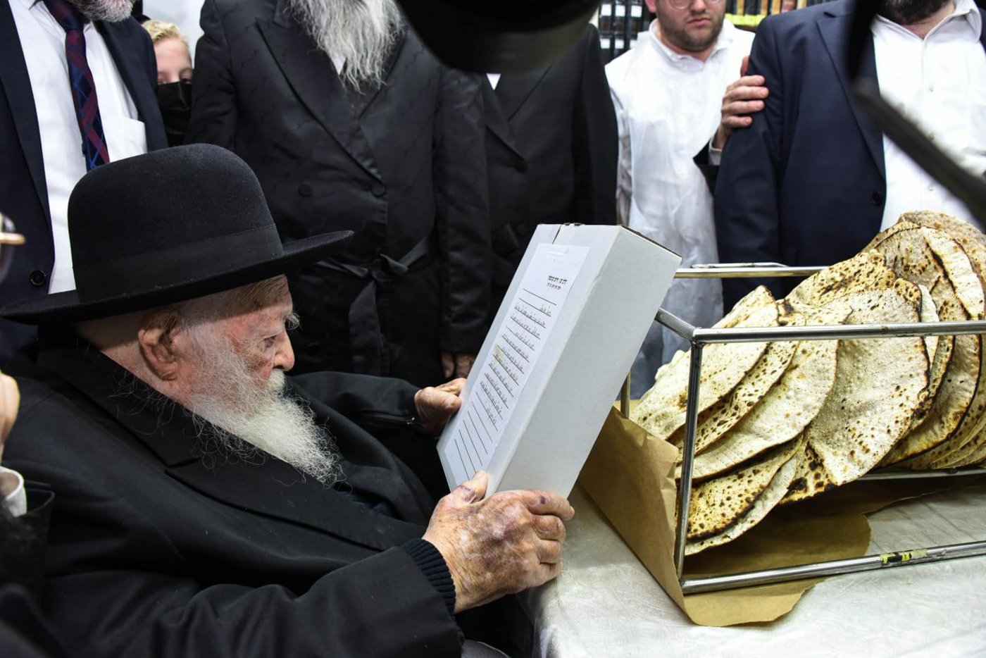 לראשונה: מאפיית מצות בבית הגר"ח קנייבסקי