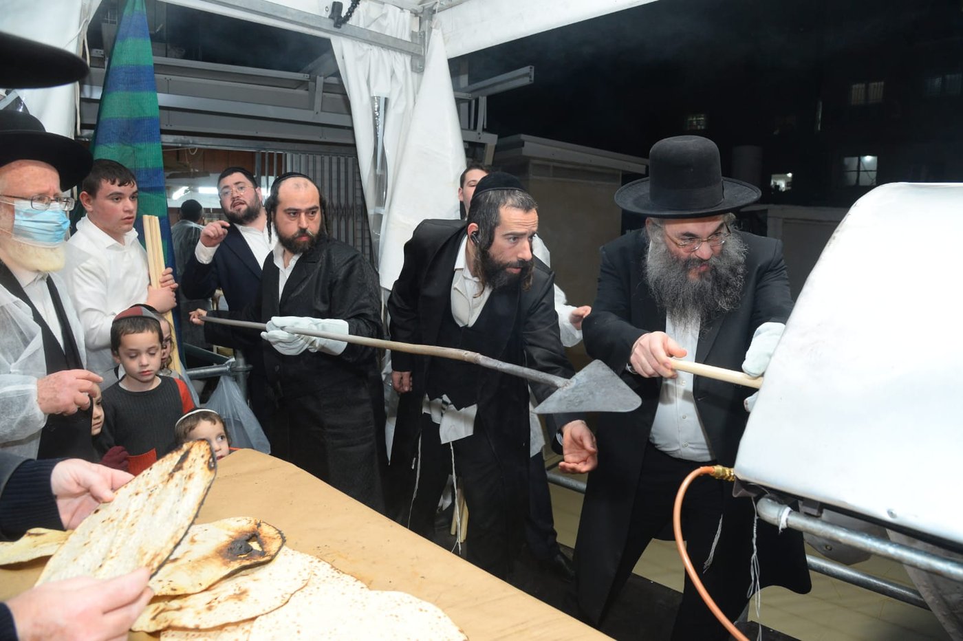לראשונה: מאפיית מצות בבית הגר"ח קנייבסקי