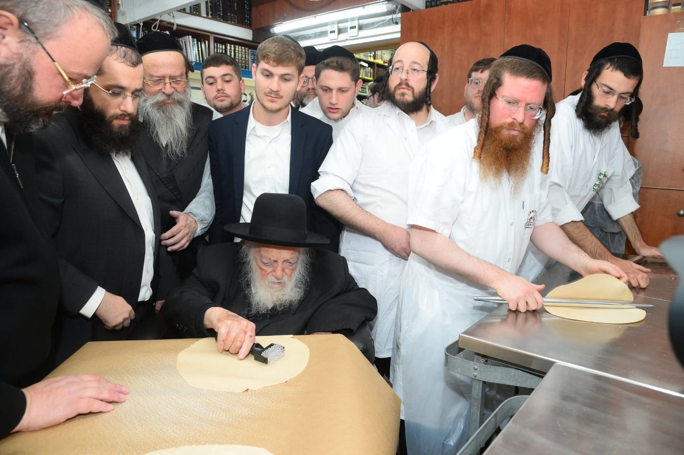 לראשונה: מאפיית מצות בבית הגר"ח קנייבסקי