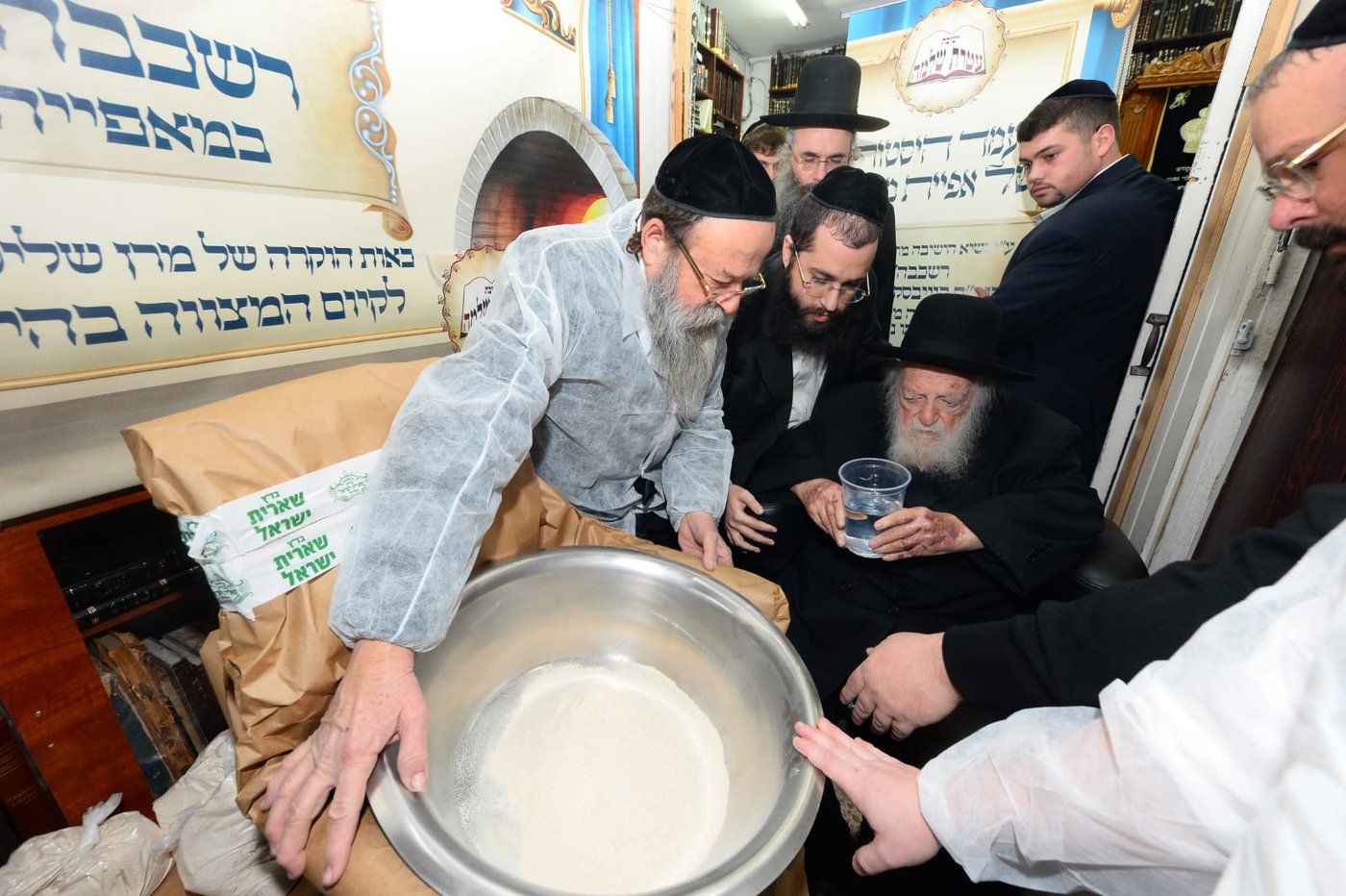 לראשונה: מאפיית מצות בבית הגר"ח קנייבסקי