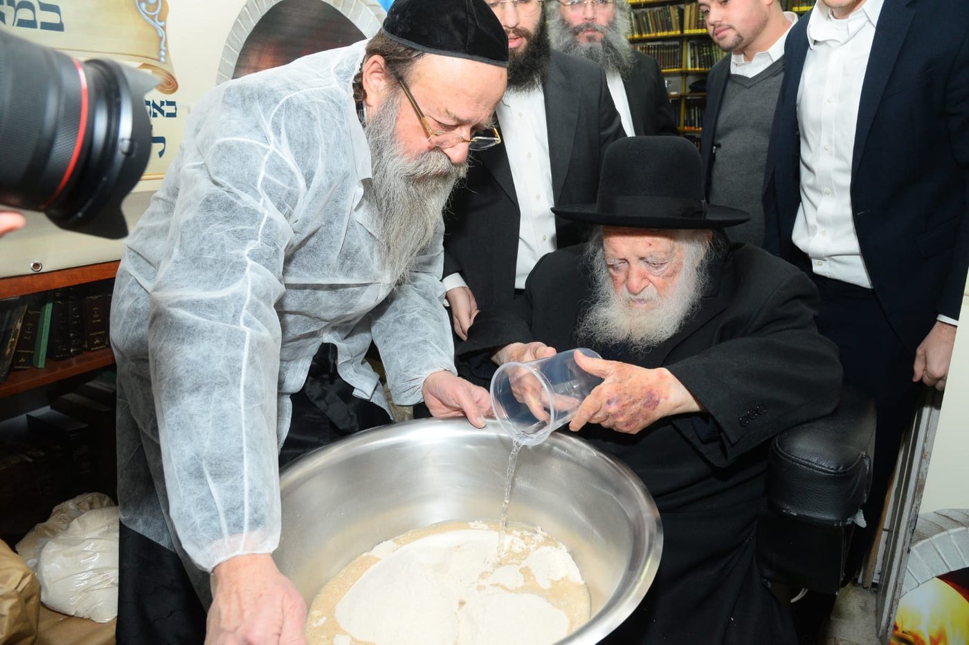 לראשונה: מאפיית מצות בבית הגר"ח קנייבסקי