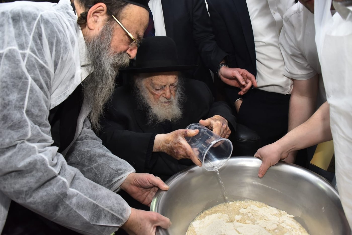 לראשונה: מאפיית מצות בבית הגר"ח קנייבסקי