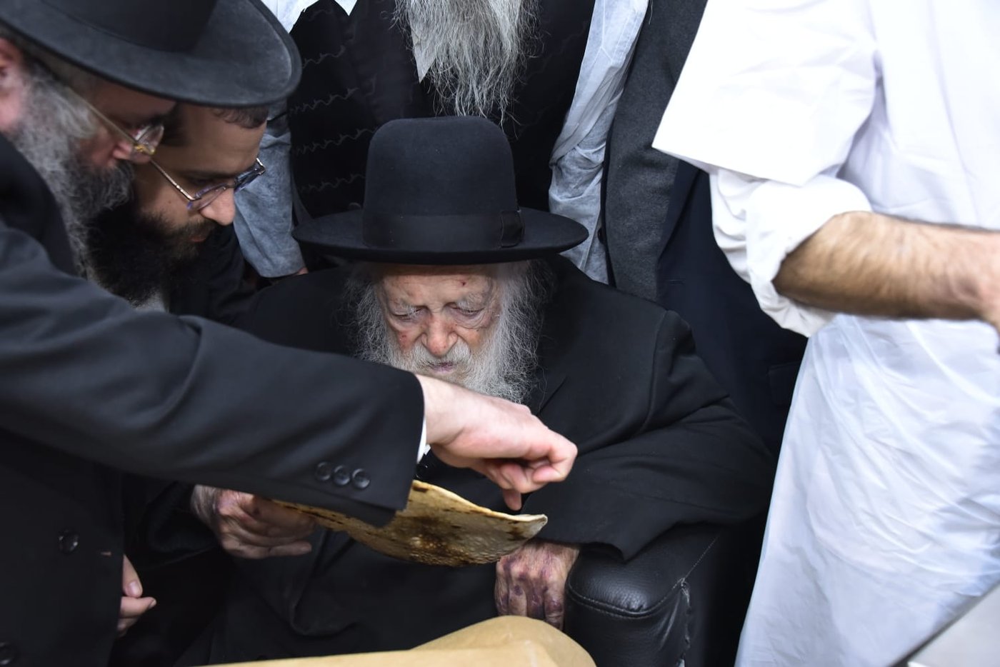 לראשונה: מאפיית מצות בבית הגר"ח קנייבסקי