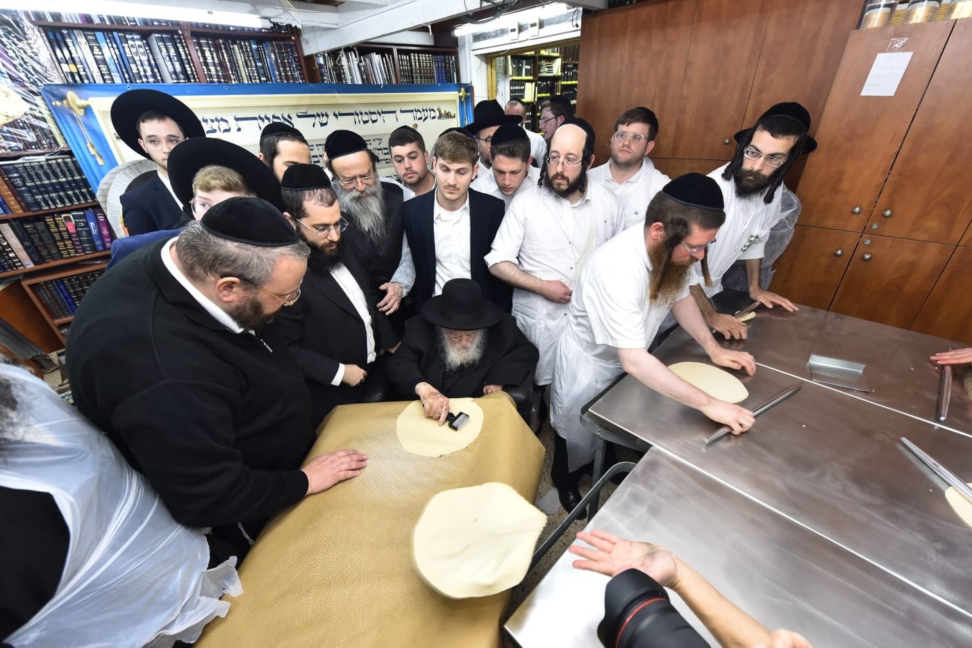 לראשונה: מאפיית מצות בבית הגר"ח קנייבסקי