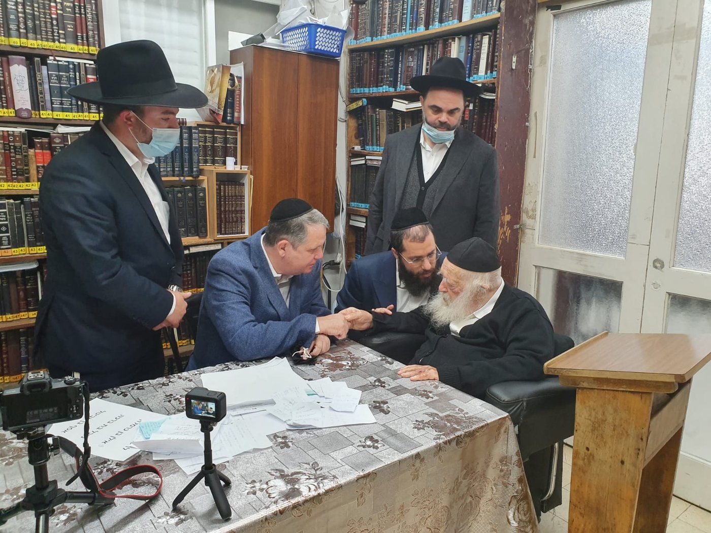 פרופ' יהודה אדלר התברך אצל מרן הגר"ח קנייבסקי