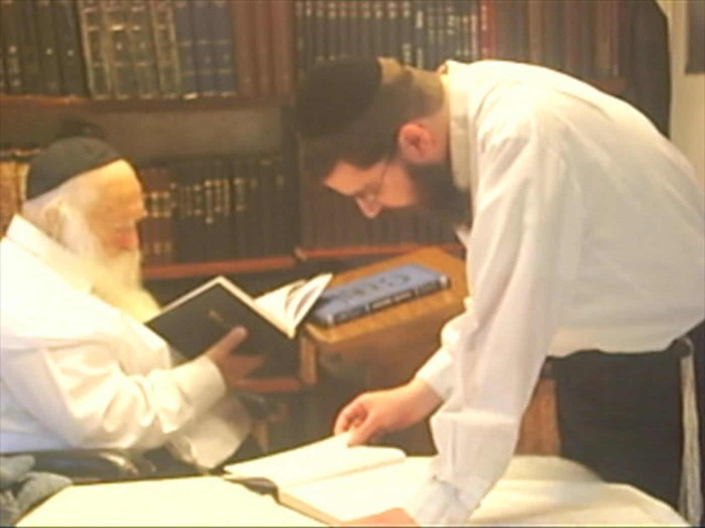 מרן הגר"ח קנייבסקי עם תלמידו הרב אורי טיגר