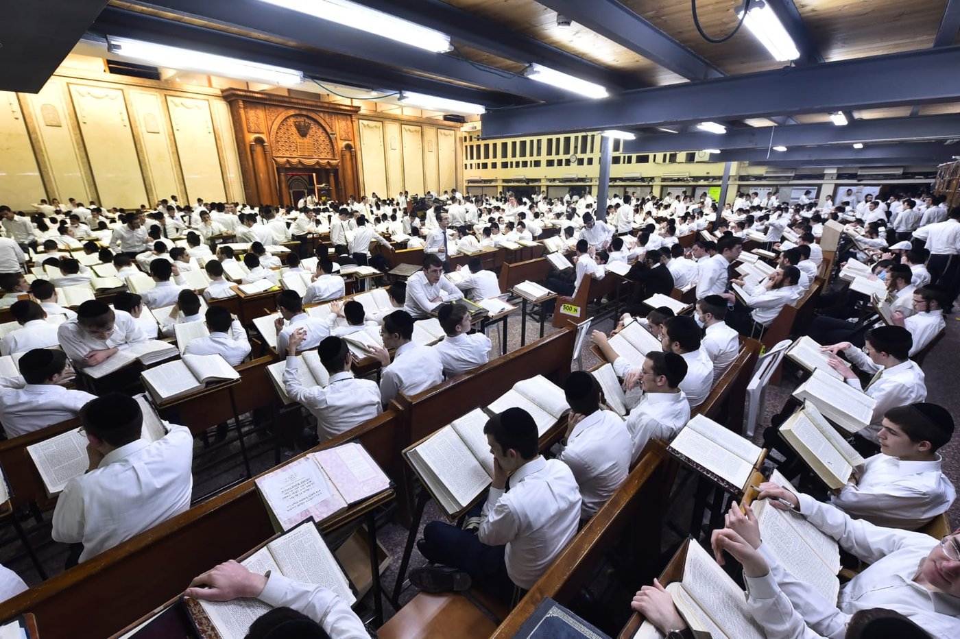 מרגש: סדר לימוד ליל פורים בישיבת פוניבז'