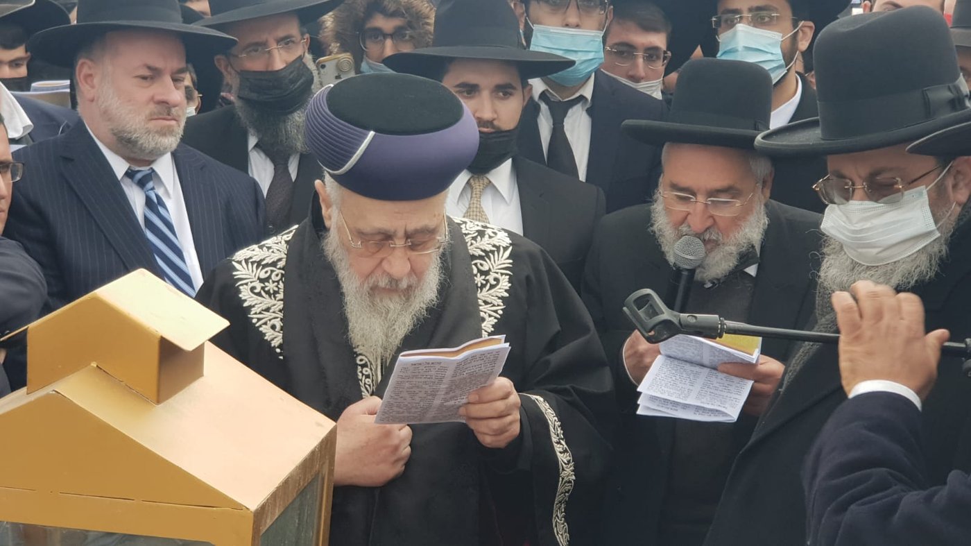 צפו: המונים באשכבה לזקן הראשונים לציון