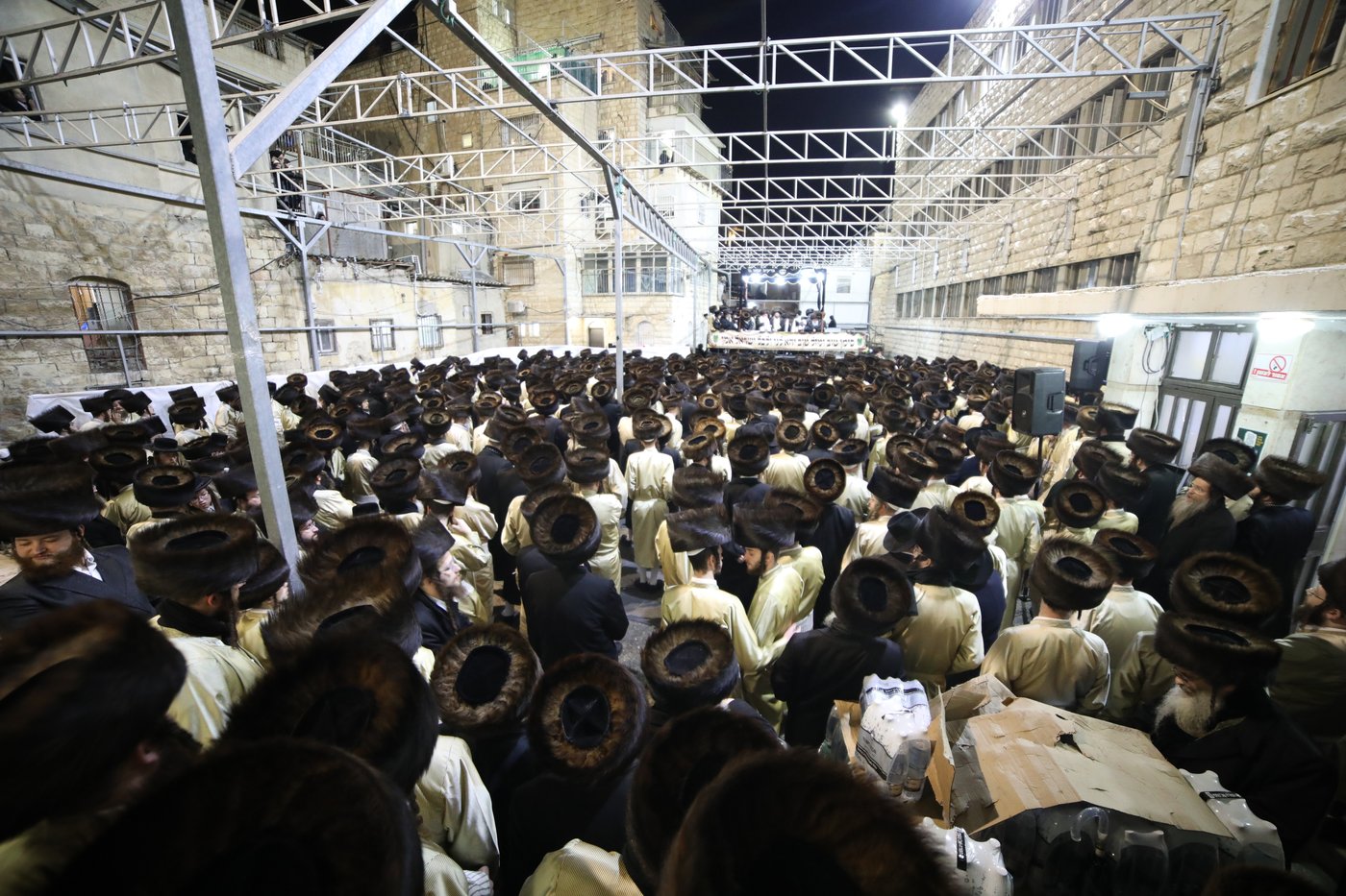 שמחת החתונה בחצרות תולדות אהרן-מישקולץ