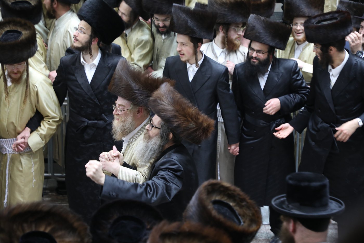 שמחת החתונה בחצרות תולדות אהרן-מישקולץ