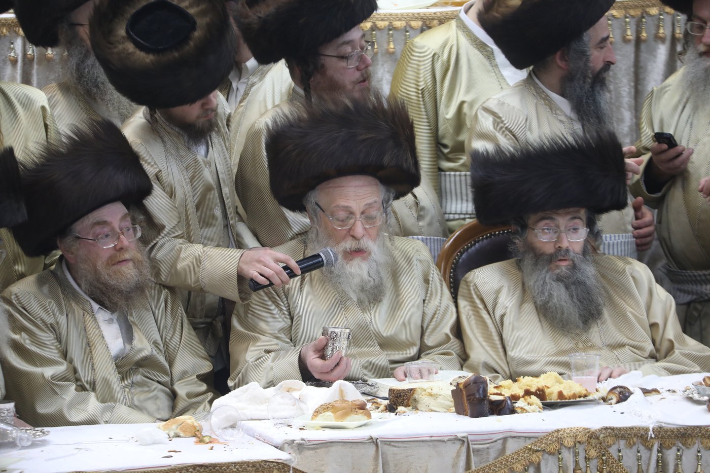שמחת החתונה בחצרות תולדות אהרן-מישקולץ