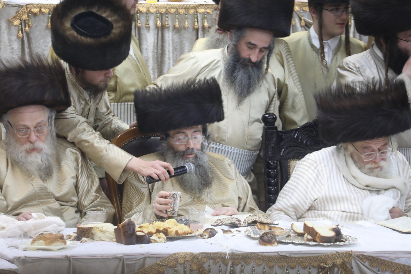 שמחת החתונה בחצרות תולדות אהרן-מישקולץ