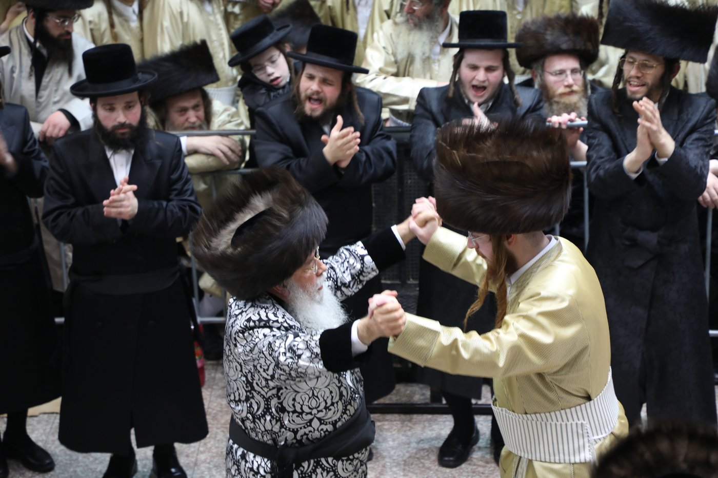 שמחת החתונה בחצרות תולדות אהרן-מישקולץ
