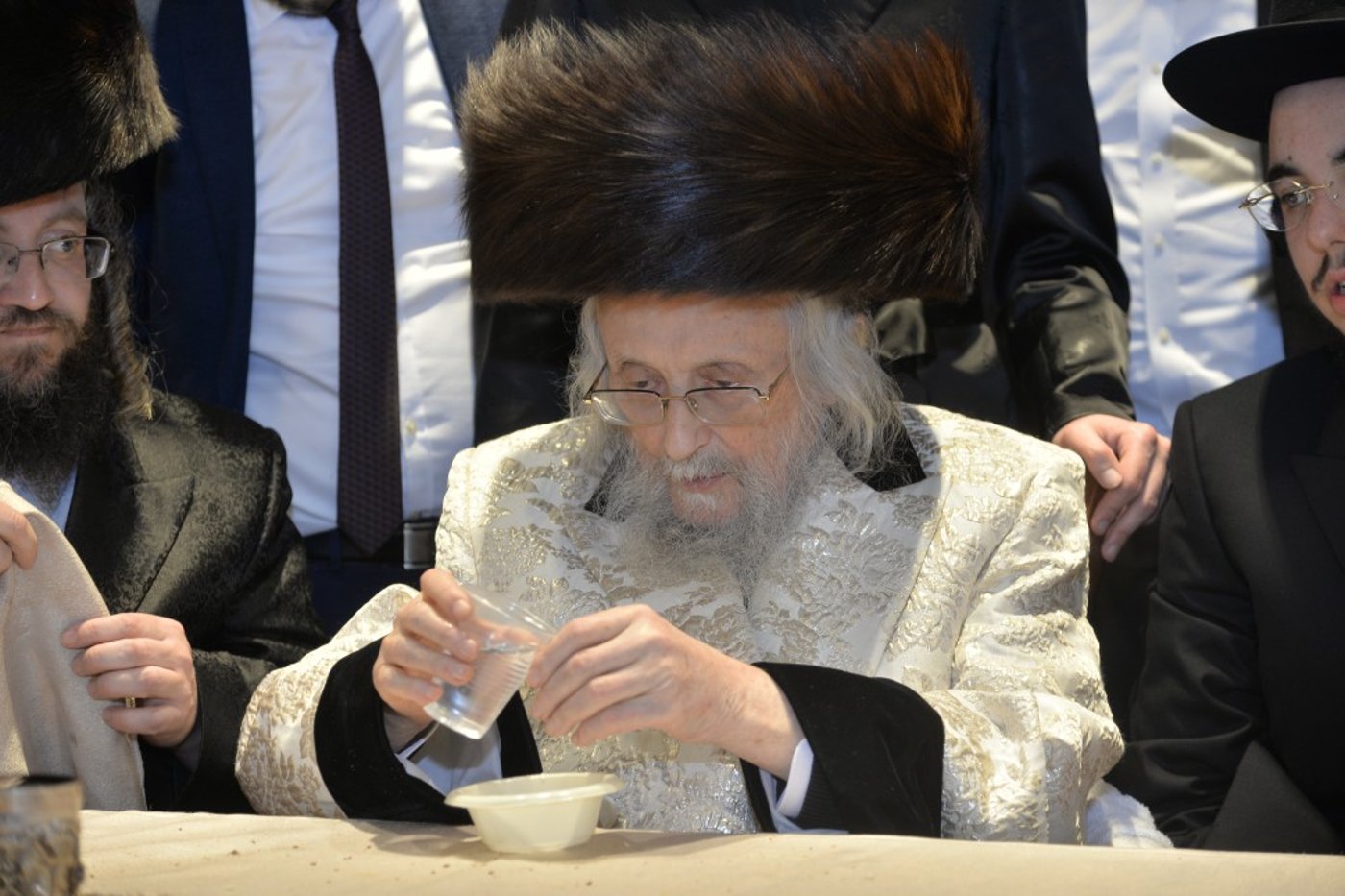 הגאב"ד הגיע לחתונת נכדו וחיזק את הילדים