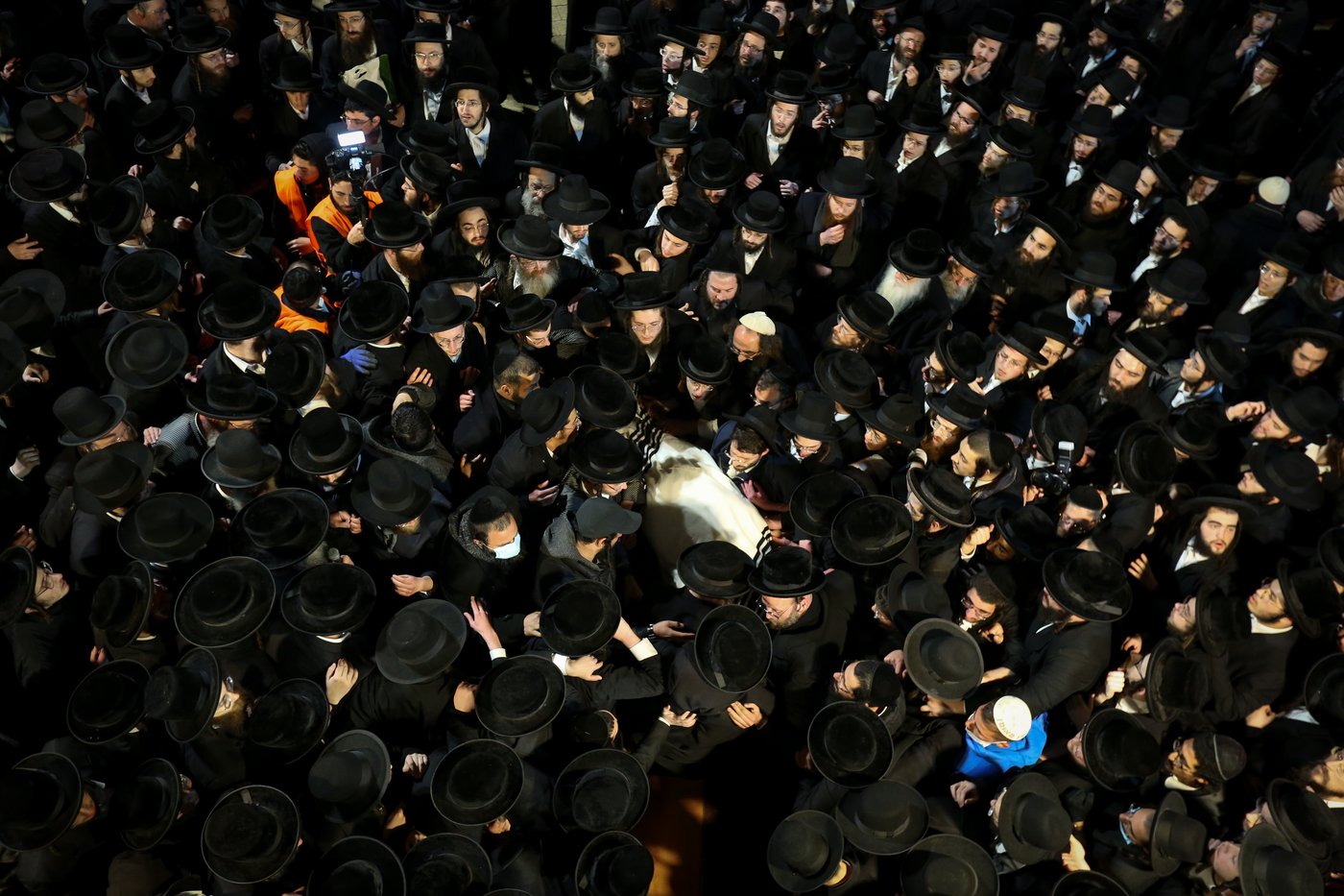 תיעוד: המונים בהלווית גאב"ד קארלסבורג זצ"ל
