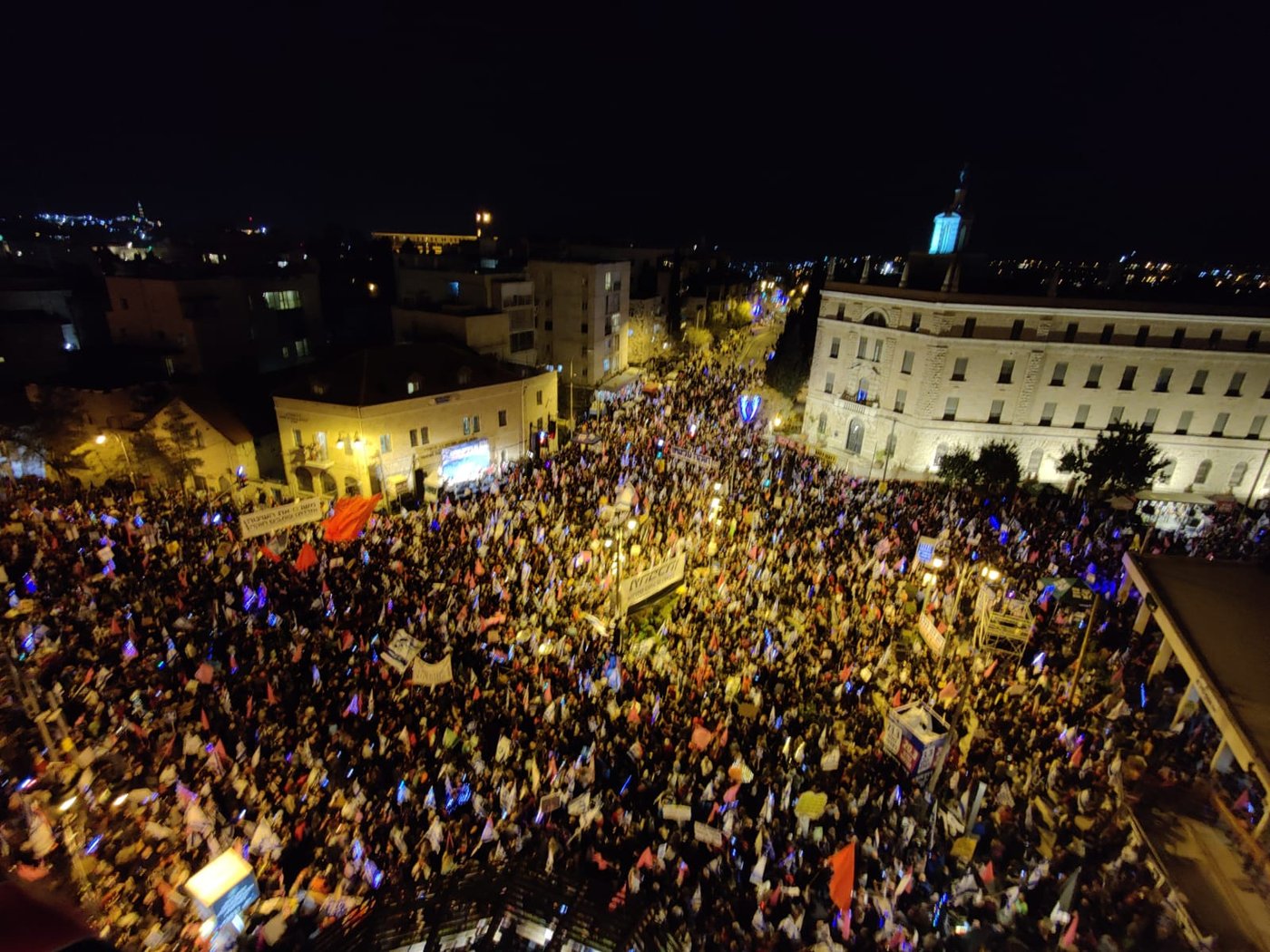 אלפים מפגינים מול מעון רוה"מ בי-ם • צפו