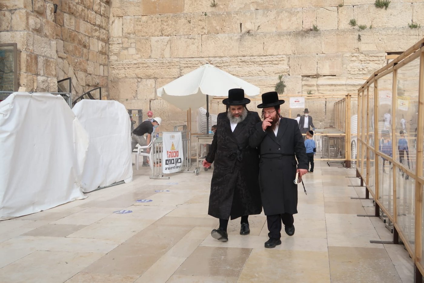 אב"ד ויז'ניץ בתפילה ובקריאת 'קוויטלאך' ברחבת הכותל