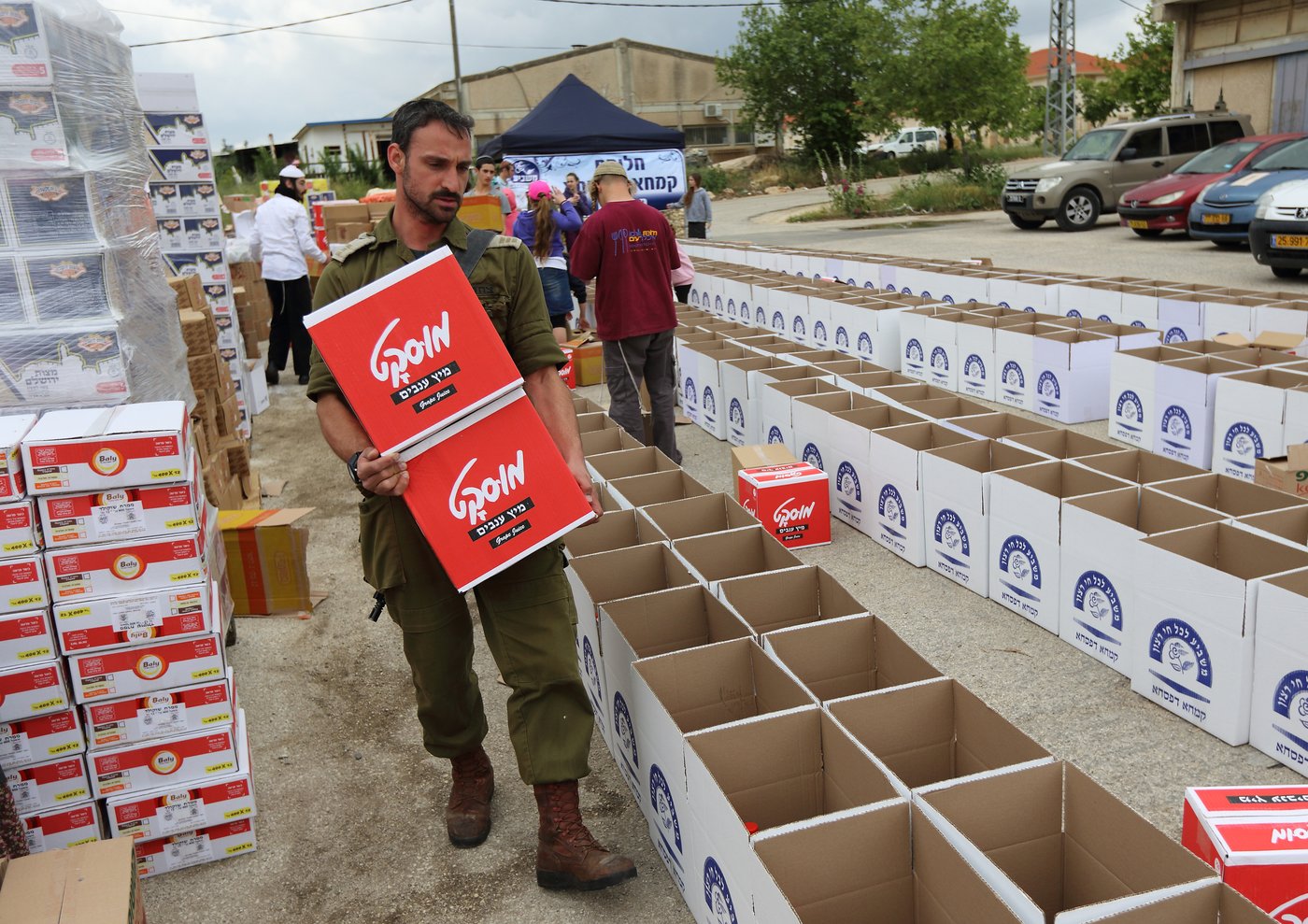 סלי המזון שודרגו והם כוללים יין, עופות, מצות, פירות וירקות