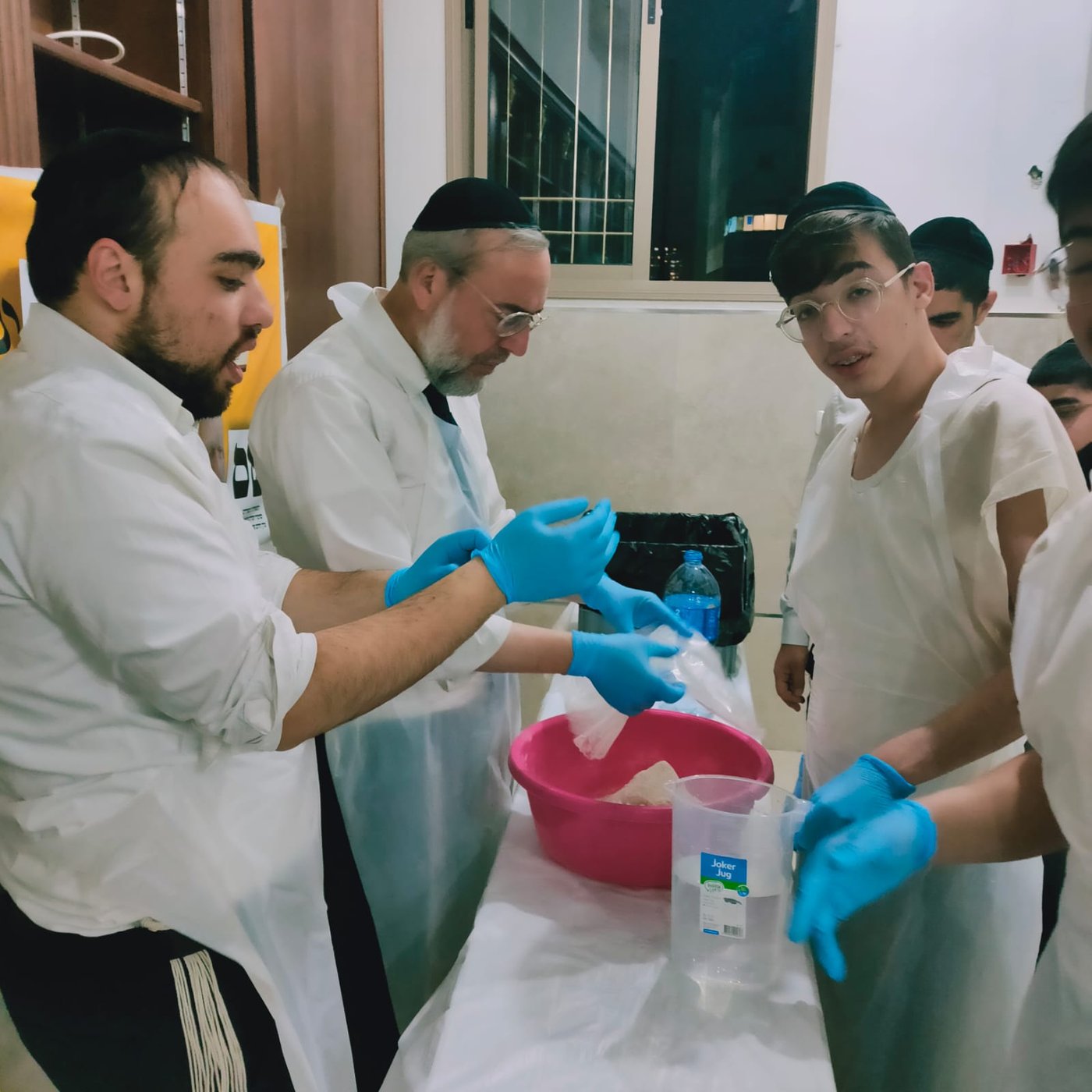 הקהילה הבני ברקית אפתה מצות • תיעוד