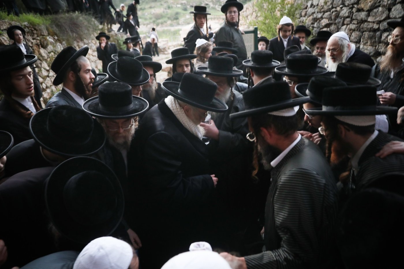 חסידי תולדות אהרן יצאו לשאוב 'מים שלנו'