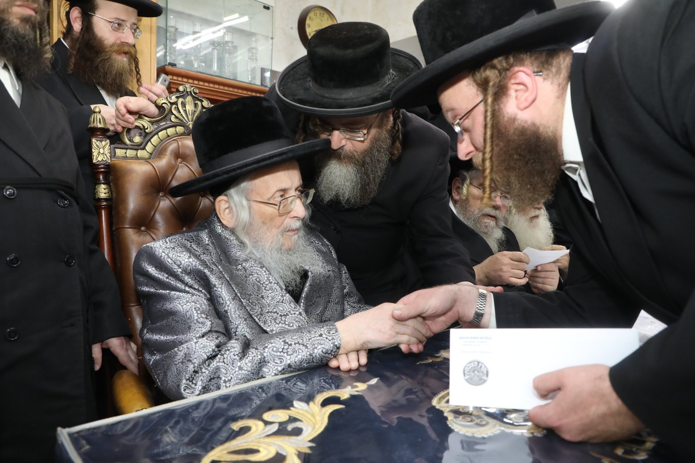 בראשות גאב"ד העדה: מליונים למנהלי מוסדות הקנאים