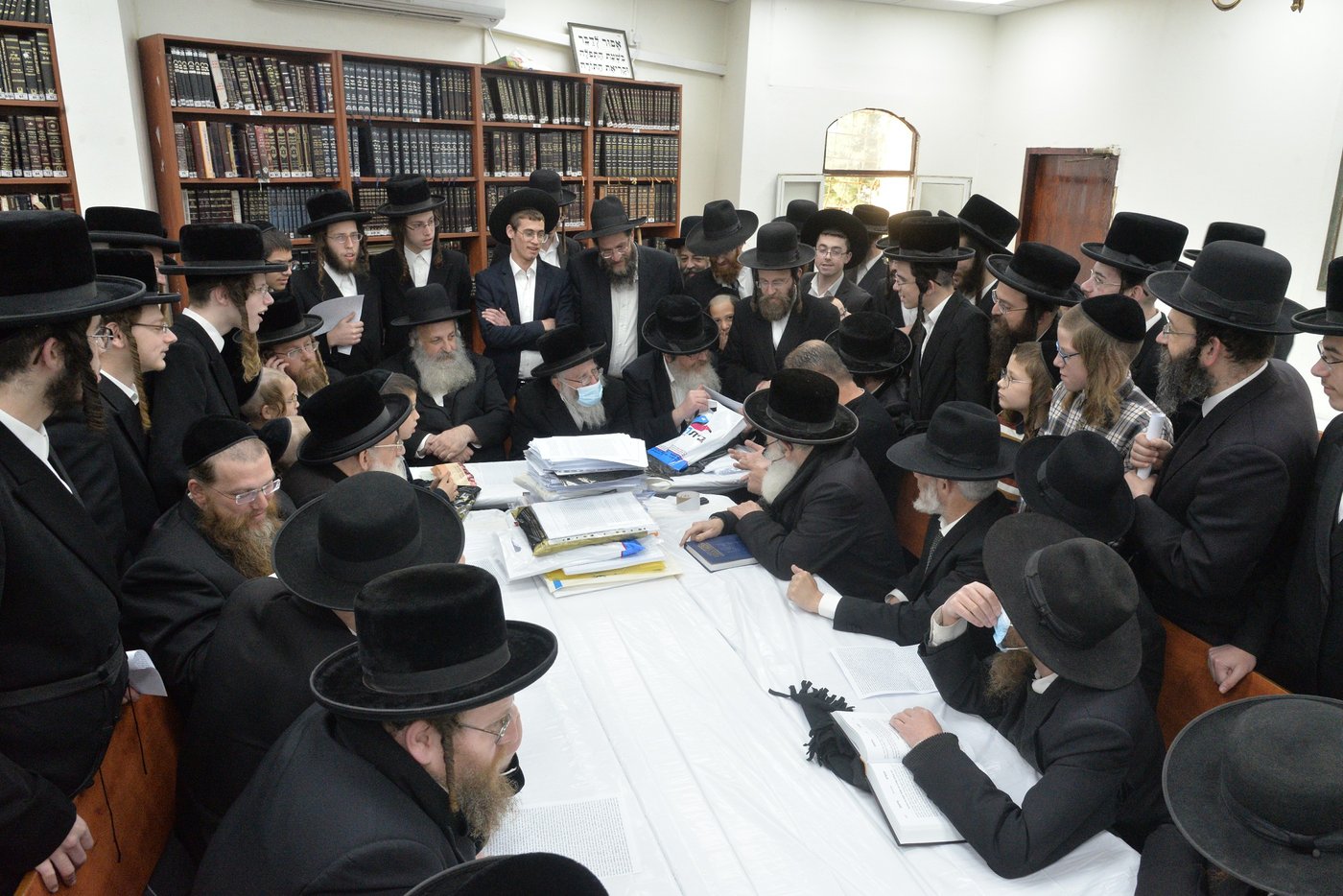 בהוראת רב העיר: פחי האשפה בביתר עילית נמכרו לגוי